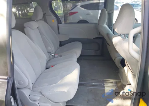 2011 Toyota Sienna Le V6 z USA, uszkodzony, nr VIN 5TDKK3DC7BS156609